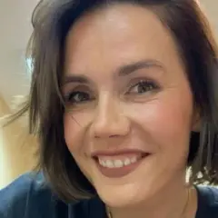 Uśmiechnięta Olga Bołądź, aktorka. Ile lat ma Olga Bołądź? Wiek nie jest widoczny na zdjęciu, ale jej uśmiech jest promienny.