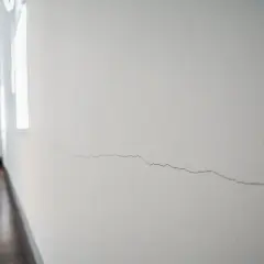 Pęknięcia ściana-sufit? Napraw je sam! Poradnik DIY krok po kroku