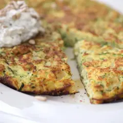 Herzhafte Zucchinipuffer mit Kräuterquark, eine leckere Option für low carb mahlzeiten.