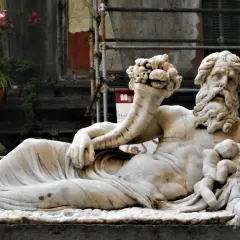 Statua del Nilo a Napoli, con il dio fluviale sdraiato e una sfinge ai suoi piedi.