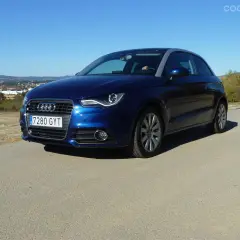 Audi A1 1.2 TFSI azul aparcado en carretera con paisaje de fondo. ¿Problemas comunes de este modelo?