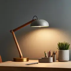 Nowoczesna lampka biurkowa z drewnianymi elementami i betonową podstawą. Idealna do pracy, zastanawiasz się, ile lumenów do salonu potrzebujesz?