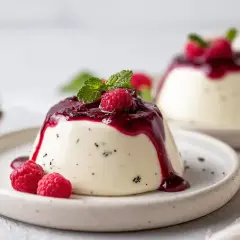 Krämig pannacotta med hallonsås och färska hallon, gjord med agar agar. En läcker dessert.