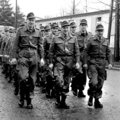 Soldaten der alten Bundeswehr marschieren in Reih und Glied.