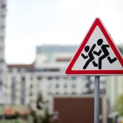 Znak uwaga dzieci: co musisz wiedzieć jako kierowca