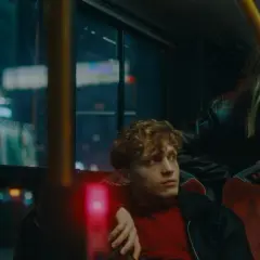 Młodzi ludzie w autobusie nocą. On zamyślony, ona zaniepokojona. Czy to początek ich 42 dni w mroku?