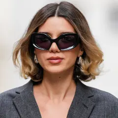 Mujer con gafas de sol y un moderno balayage pelo corto en tonos miel y castaño.