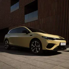 La Leapmotor A05, un'auto elettrica dal design moderno, è parcheggiata davanti a un edificio con facciata a listelli.