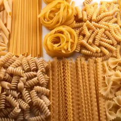 Varietà di pasta italiana: penne, spaghetti, fettuccine, fusilli, farfalle e mafaldine. La promessa della best pasta in Rome.