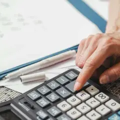 Kto płaci podatek od sprzedaży działki budowlanej? Zaskakujące szczegóły!