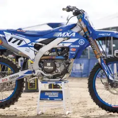 Una moto Yamaha de motocross azul y blanca, lista para la acción. El número 171 y el logo de MXA Motocross Action destacan.