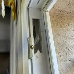 Fenêtre mal posée : le cadre est brisé, le mastic s'effrite. Quel recours pour ce défaut de pose ?