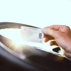 Kierowca pokazuje kartę kierowcy, aby uniknąć mandatu za brak kursu na przewóz rzeczy.