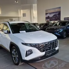 Nowe samochody Hyundai w salonie, różne rodzaje leasingu samochodowego do wyboru.