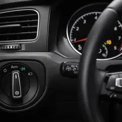Pokrętło świateł w samochodzie. Kiedy jakie światła? Ustawienie "Auto" zapewnia automatyczne włączanie i wyłączanie świateł.