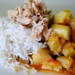 Arroz blanco con trozos de bonito de lata desmenuzado y un guiso de verduras en salsa de tomate.