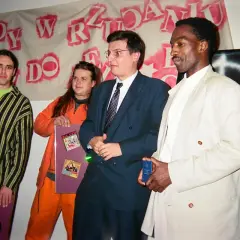 KPN Makumba na scenie, odbiera nagrody. W tle baner "Zawody wrzucania do...".