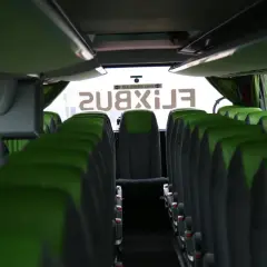 Puste zielone siedzenia w autobusie FlixBus. Może to być miejsce, gdzie planujesz flixbus zmiana rezerwacji.