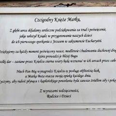Drewniana skrzynka z tekstem podziękowania dla księdza Marka za trud w przygotowaniu dzieci do I Komunii Świętej.