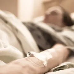 Ostatnie chwile, ostatnie pragnienia. Ręka z wenflonem, pod kołdrą szpitalną, czeka na spełnienie zachcianek przed śmiercią.