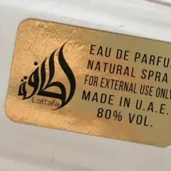 Złota naklejka z napisem Lattafa i logo. Woda perfumowana, spray naturalny, do użytku zewnętrznego, wyprodukowano w ZEA. Qaed Al Fursan Unlimited.