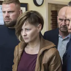 Małgorzata Kożuchowska w filmach często wciela się w silne kobiety. Tutaj w otoczeniu policji, w scenie pełnej napięcia.