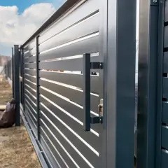 Nowoczesna, ciemnoszara brama przesuwna z poziomymi lamelami. Uchwyt i zamek. Jaka przeciwwaga do bramy 5m?