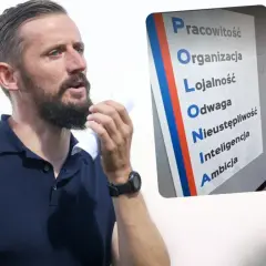 Mężczyzna z zarostem, trzymający białą chusteczkę, obok tablicy z hasłami "POLONIA" i latający dron. Trzeba być odważnym po polsku!