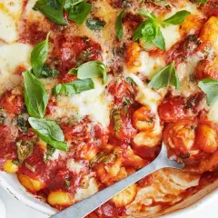 En ugnsbakad gnocchi alla sorrentina med smält mozzarella och färsk basilika.