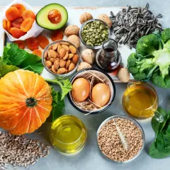 Reichlich Vitamin E steckt in Nüssen, Samen, Avocado und Öl. Diese Lebensmittel zeigen, wann Vitamin E einnehmen.