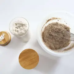 Masa madre burbujeante y masa para pan en un bol con varillas. Preparando pan masa madre.