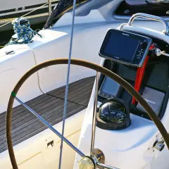 Il timone nave, con bussola e display Raymarine, pronto per la navigazione.