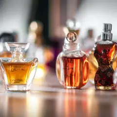 Kolekcja perfum lat 90 damskie: Poeme Lancome, Dune Dior i JPG w ozdobnych flakonach.