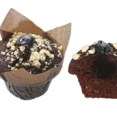 Zwei saftige triple chocolate muffins, einer im Papierförmchen, der andere angeschnitten, mit Schokostückchen und Streuseln.