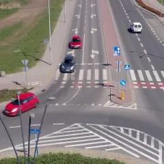 Samochody poruszają się po skrzyżowaniu z wyznaczonymi pasami ruchu, które przypominają rondo turbinowe.
