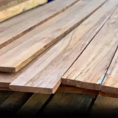 Tablones de madera compuesta apilados, listos para ser transformados en muebles o estructuras.