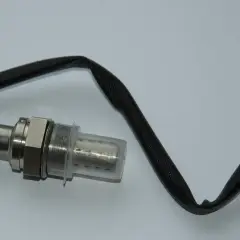 Metalowa sonda lambda z czarnym przewodem i białymi żyłkami.