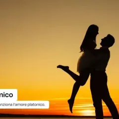 Coppia in silhouette al tramonto, un uomo solleva una donna. Un amore puro, un legame profondo, amare una persona ma non desiderarla fisicamente.