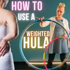 Kobieta z hula hop dla początkujących pokazuje, jak ćwiczyć, by wzmocnić kręgosłup.