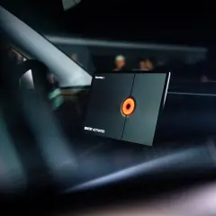 Kamera samochodowa nagrywanie na postoju. Czerwone oko Sentry Activated świeci, czuwając nad bezpieczeństwem pojazdu.