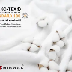 Certyfikat OEKO-TEX Standard 100 potwierdza bezpieczeństwo tkaniny. Delikatne kłębki bawełny na białym tle.