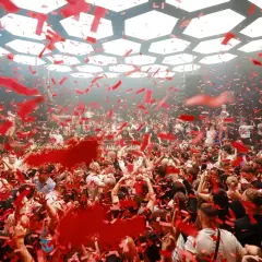 Festa scatenata al Pacha Madrid con coriandoli rossi che piovono su una folla in delirio.