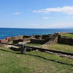 Ruinas del castro de Fazouro junto al mar azul.