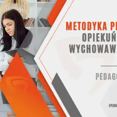 Kobieta z notatnikiem obserwuje chłopca piszącego przy biurku.