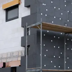 Isolation extérieure d'une maison de 100m2 en cours de pose. Le prix de cette isolation est un investissement pour le confort.
