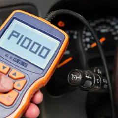 Diagnostyka Forda z kodem DTC P1000. Czytnik kodów błędów pokazuje P1000, sugerując problem z systemem pokładowej diagnostyki.