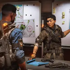 Agentka z przepaską na oku omawia plany misji w grze The Division 3.