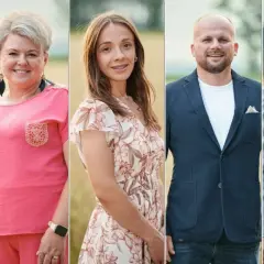 Uśmiechnięci rolnik szuka żony uczestnicy: trzech mężczyzn w marynarkach i dwie kobiety w letnich stylizacjach.