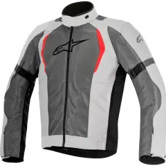 Chaqueta de moto gris y blanca con detalles rojos y logo negro. Un ejemplo de los diversos tipos de chaquetas para motoristas.