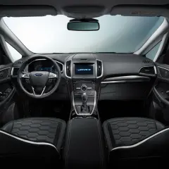 Nowoczesne ford s max wnętrze z czarną tapicerką i ekranem multimedialnym.